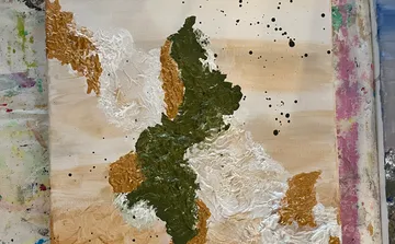 Abstraktes Gemälde mit strukturierten Pinselstrichen und Spritzern.