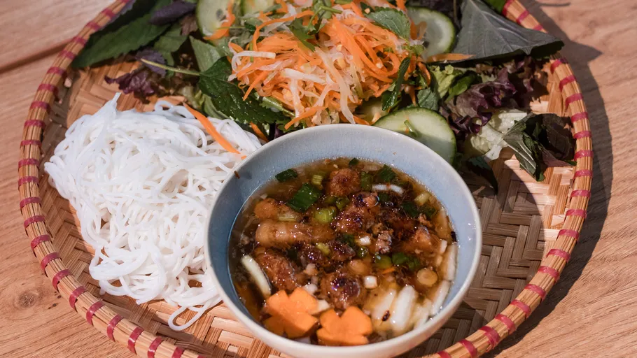 Vietnamesisches Gericht mit Nudeln, Gemüse, Soße.