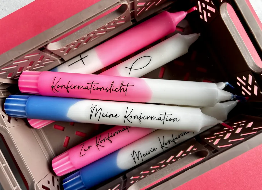 Bunte Kerzen in einem Korb.