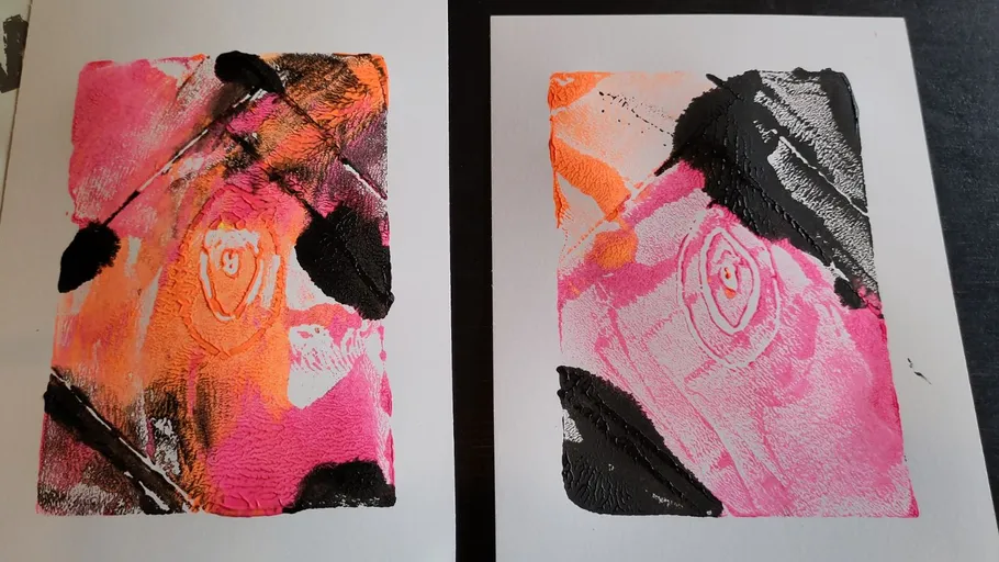 Zwei abstrakte Gemälde mit kräftigen Farben.