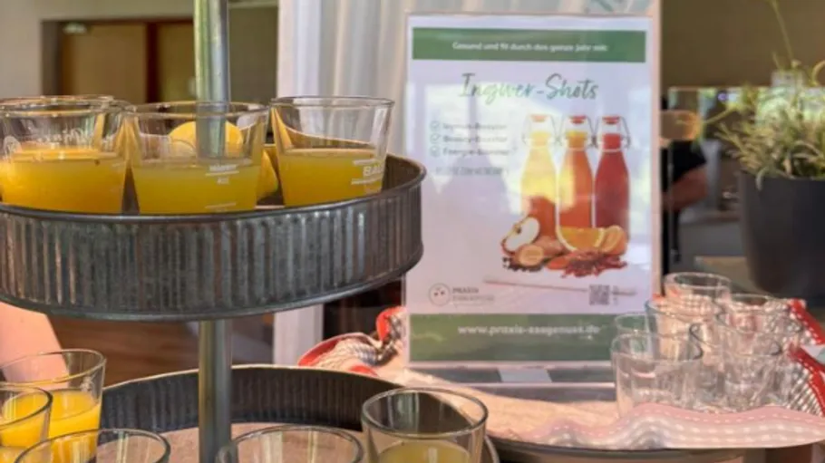 Glasses with juice displayed on a tiered tray.