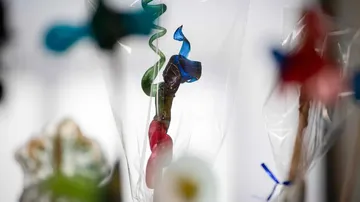 Bunte Zuckerskulpturen in Plastik verpackt.