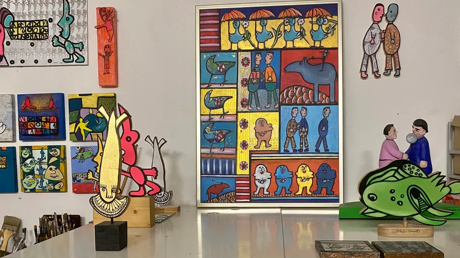 Bunte Kunstinstallationen und Gemälde an Wänden ausgestellt.