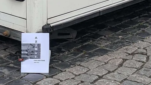 Buch steht auf Kopfsteinpflaster nahe Anhänger.