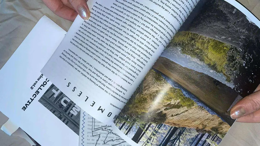 Hände blättern in einem Fotomagazin um.