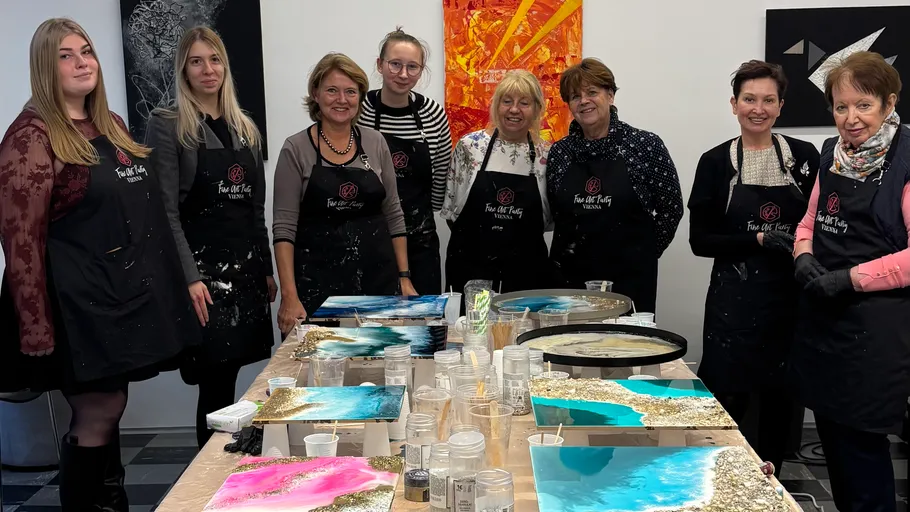 Gruppe Frauen posiert mit Kunstprojekten im Studio.