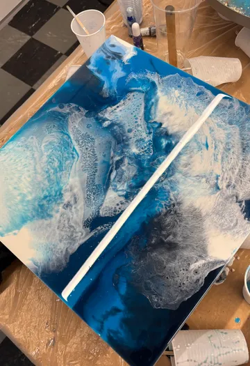 Abstrakte blaue Kunstharzkunst auf Tisch.
