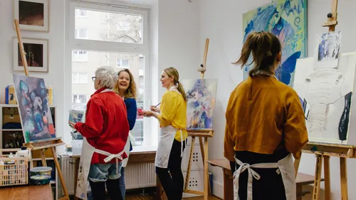 Menschen malen in einem Kunstkursstudio.