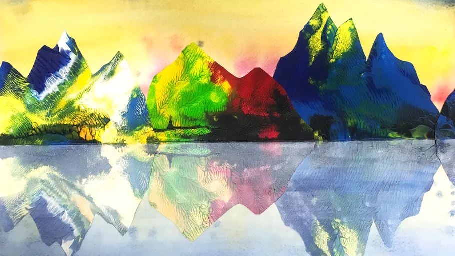 Bunte Berge spiegeln sich im See