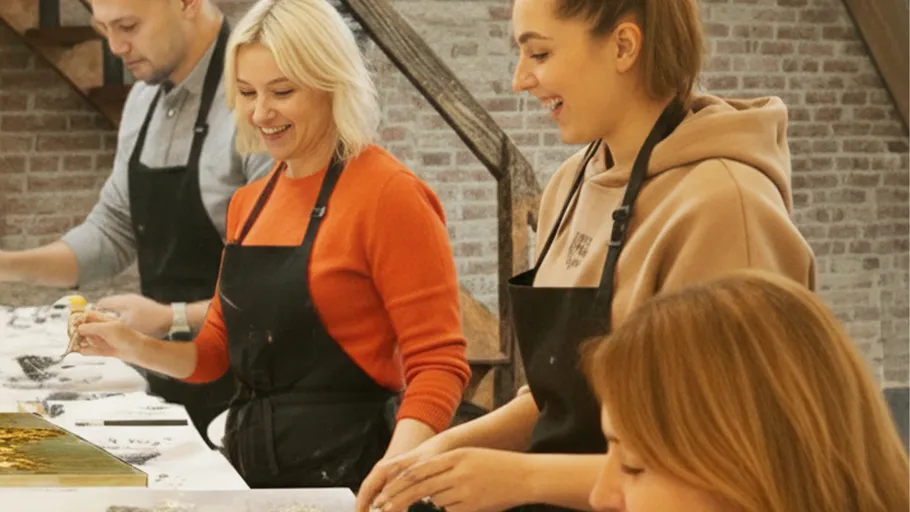 Personen malen gemeinsam im Kunstkurs.