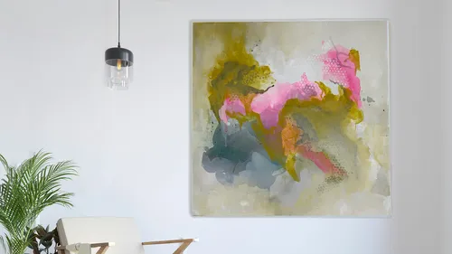 Abstraktes Gemälde an Wand über modernem Stuhl.