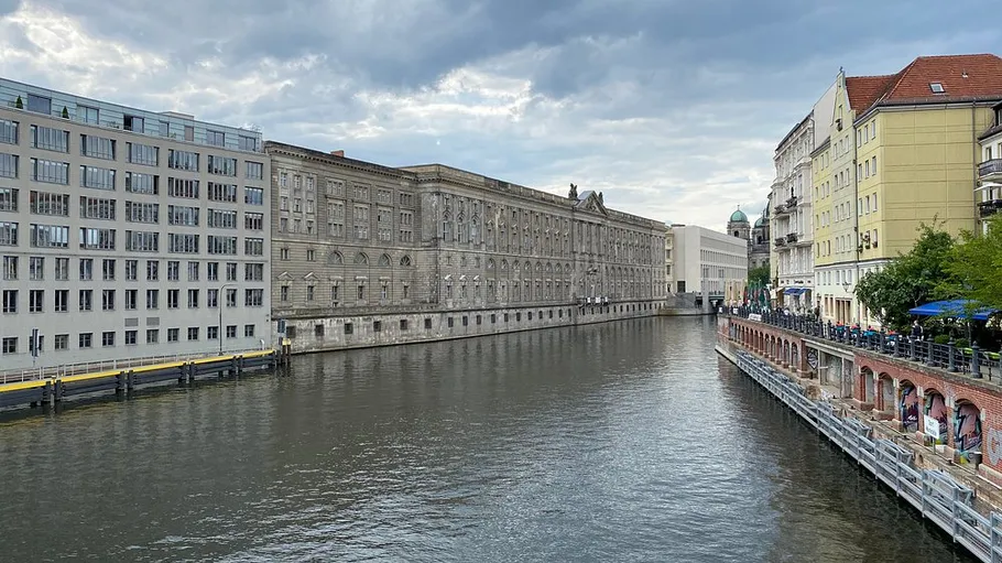 Fluss mit historischen Gebäuden am Ufer.