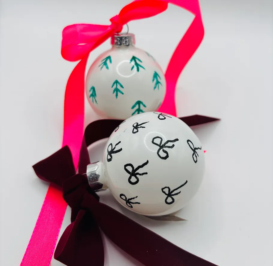 Verzierte Christbaumkugeln mit bunten Schleifen.