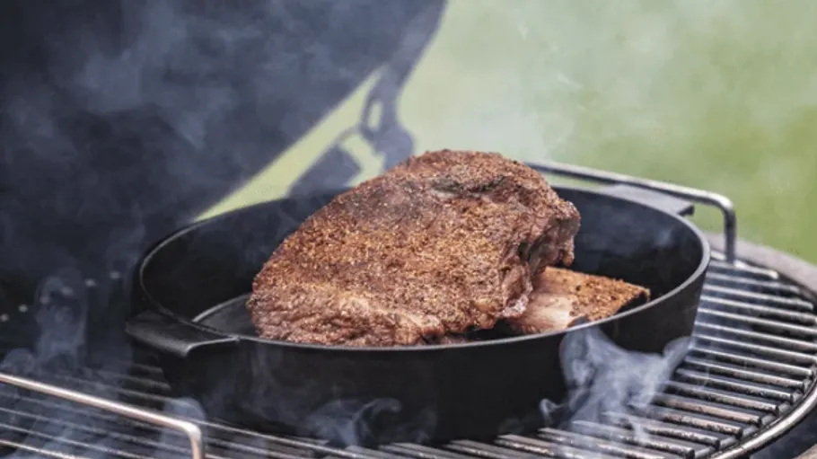 Steak kocht in einer Pfanne auf einem Grill.