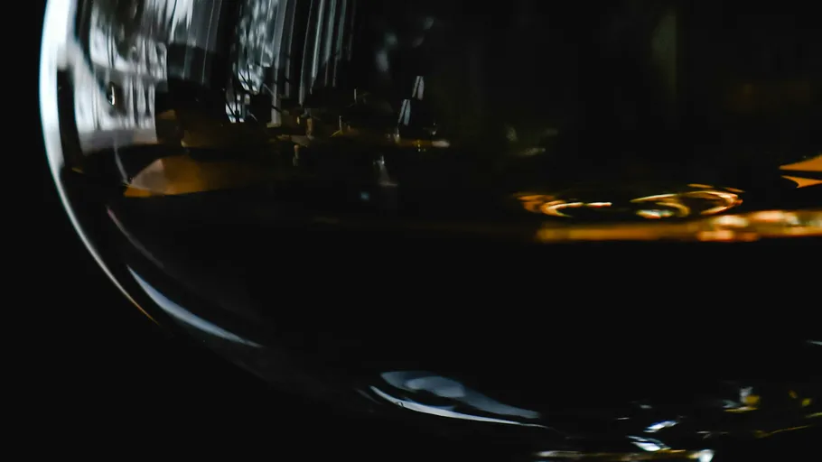 Nahaufnahme eines Glases mit Flüssigkeit.