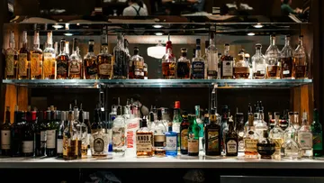 Regale voller verschiedener Alkoholsorten.