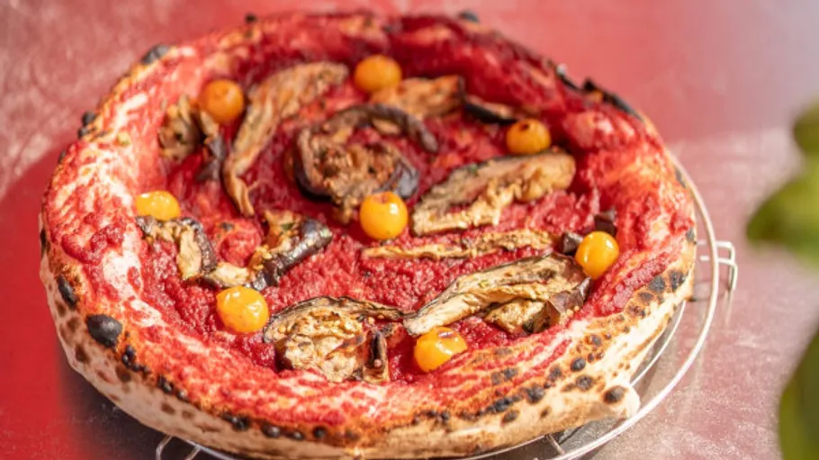 Pizza mit Auberginen und Kirschtomaten Belag.