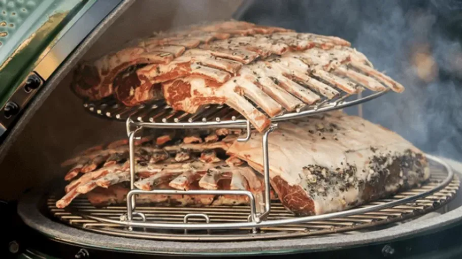 Rippchen auf einem Smoker-Grillrost.