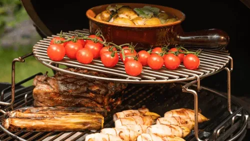 Grill mit Gemüse und Fleisch im Freien.