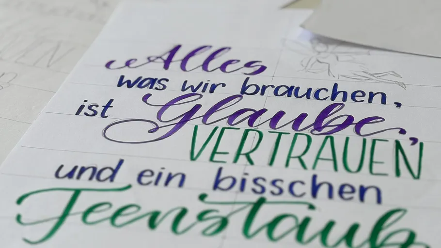 Handgeschriebenes inspirierendes Zitat in bunten Buchstaben.