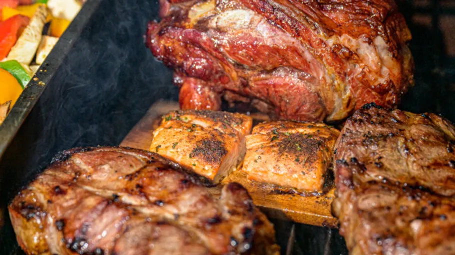 Steak und Lachs auf einem Grill.