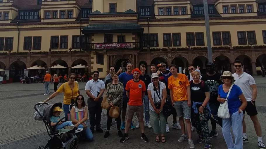 Gruppe von Menschen vor historischem Gebäude posierend.