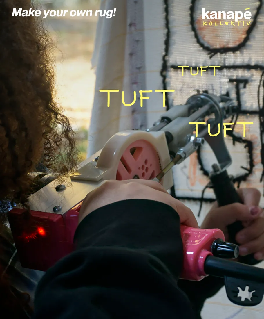 Person verwendet Tufting-Pistole auf Stoff.