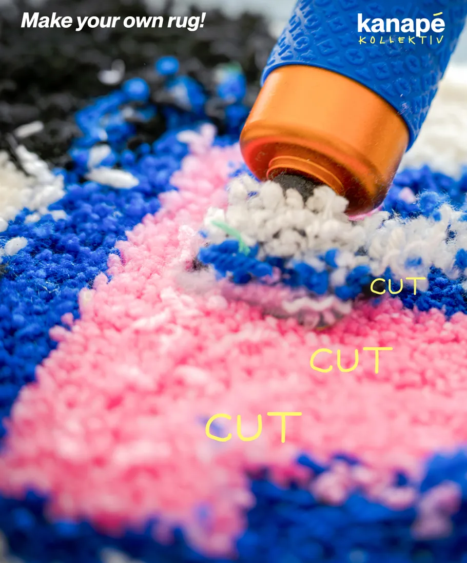 Werkzeug tuftet bunten Garn in einen Teppich.