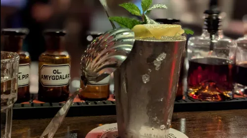 Cocktail mit Minze auf einer Bartheke.