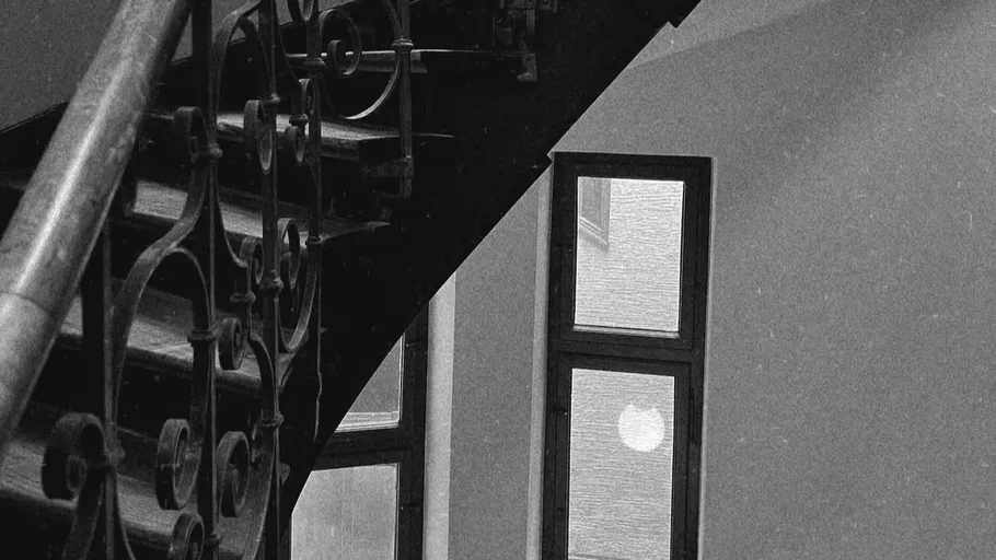 Spiraltreppe mit verziertem Geländer innen.