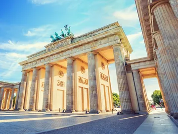 Brandenburger Tor steht majestätisch unter blauem Himmel.