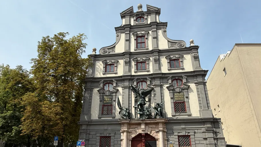 Ornate Gebäude Fassade mit Statuen und Bäumen.