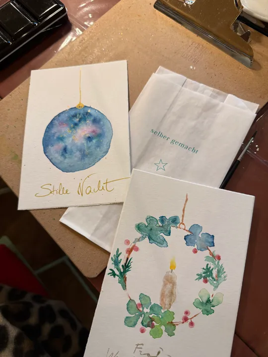 Zwei Aquarellkarten mit Weihnachtsmotiven.