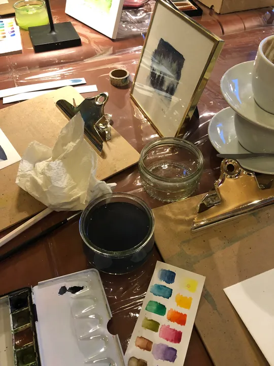 Kunstmaterialien auf einem Tisch verteilt.