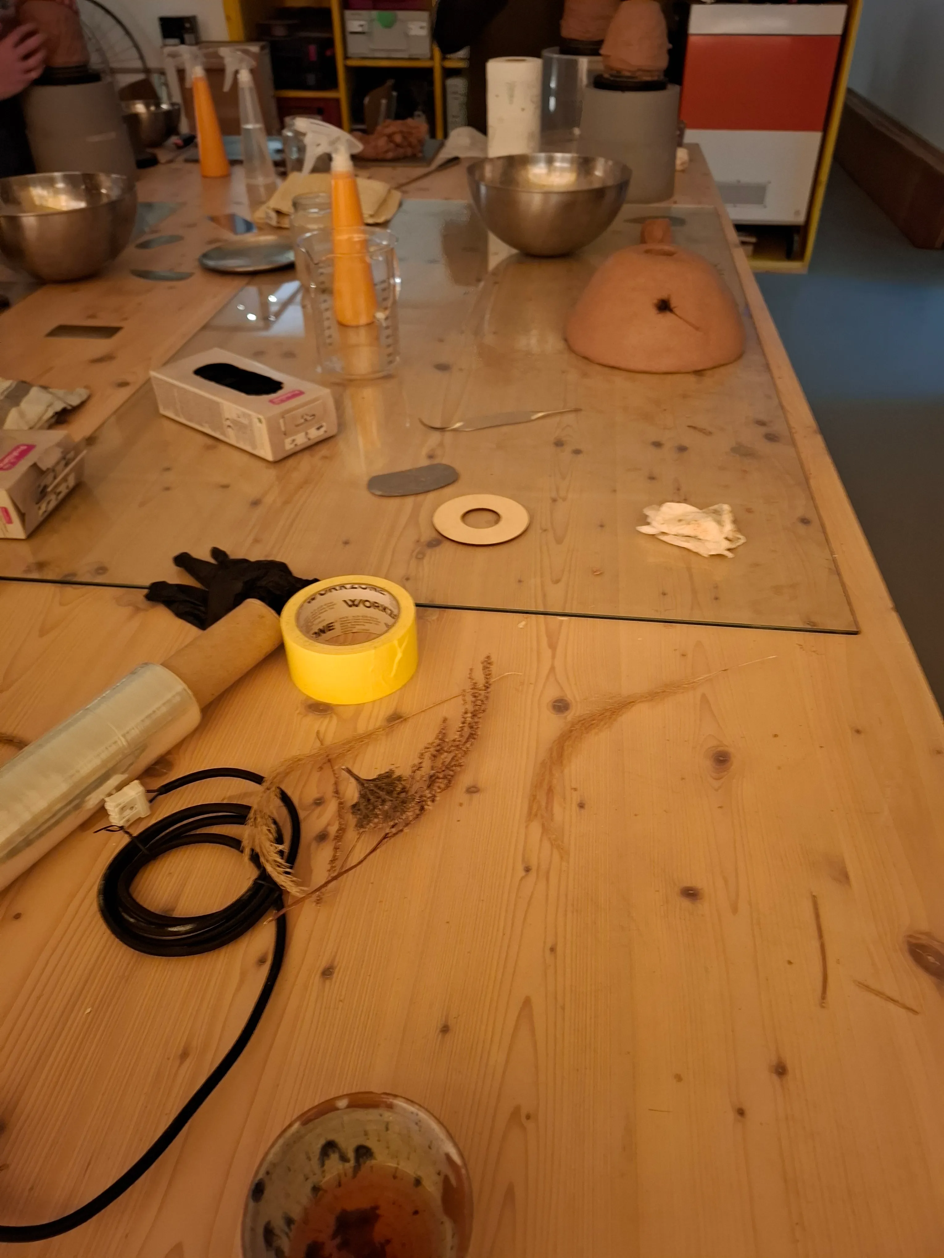 Tisch mit Bastelmaterialien und Werkzeugen.