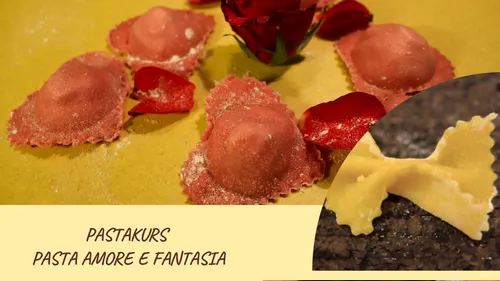 Rote Ravioli mit Rosenblättern auf Tisch.