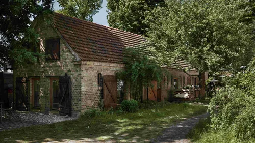 Backsteinhaus mit Holztüren, umgeben von Bäumen.