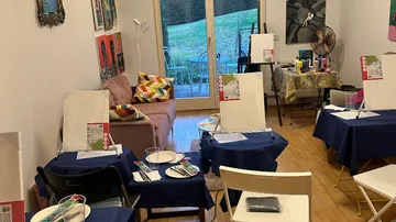 Kunststudio mit Staffeleien und Materialien.
