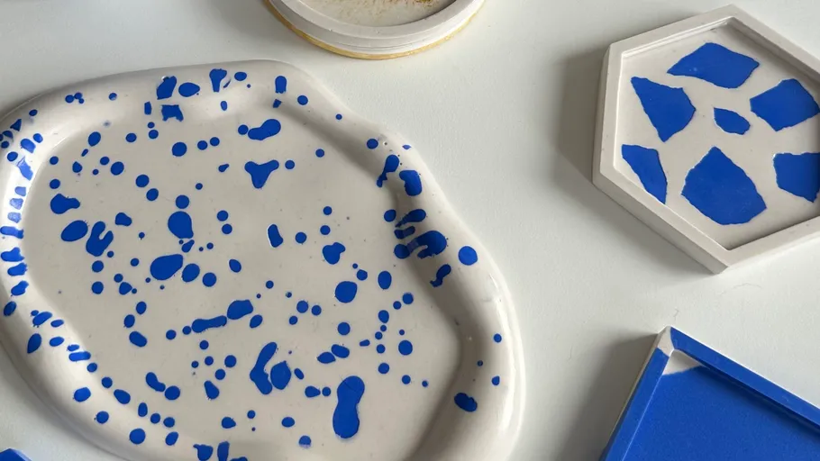 Blau gesprenkeltes Keramikgeschirr auf weißer Oberfläche.