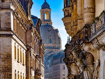 Dichte Straßenschlucht, Blick auf eine beeindruckende Kuppel.