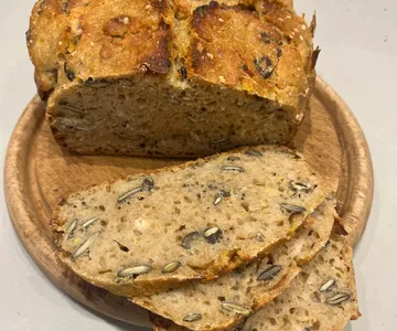 Geschnittenes Mehrkornbrot mit Samen auf Teller.