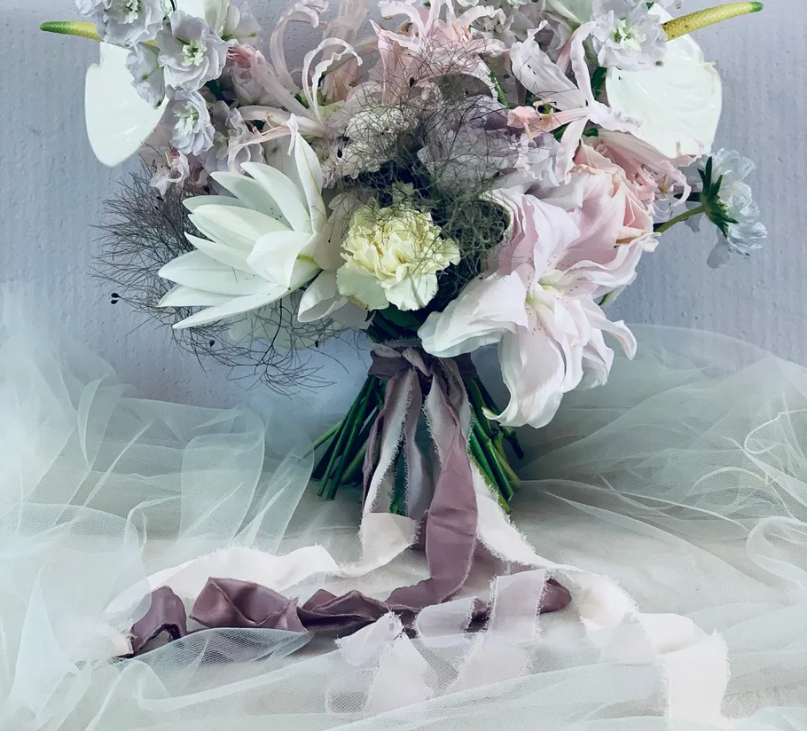 Eleganter Blumenstrauß mit durchsichtigem Stoff.