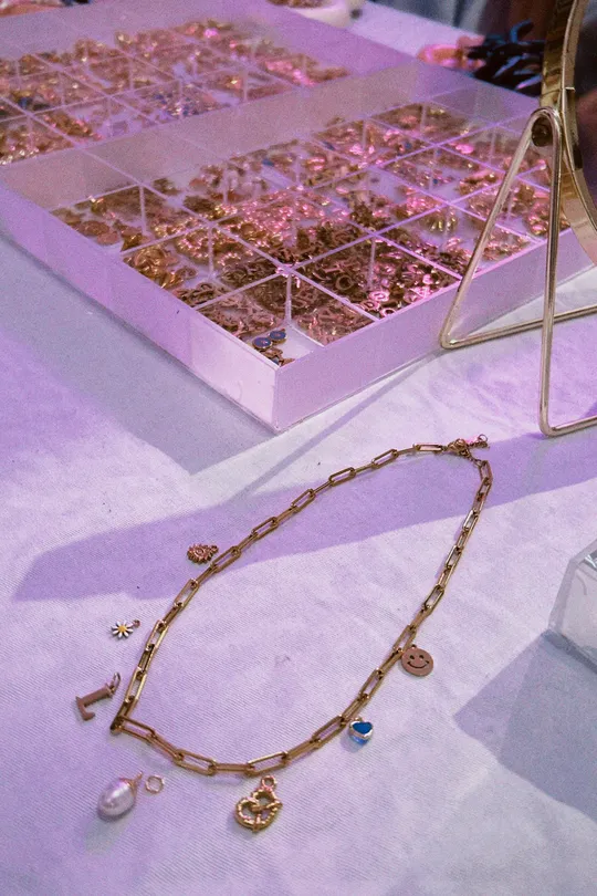 Goldkette mit Anhängern auf Ausstellungstisch.