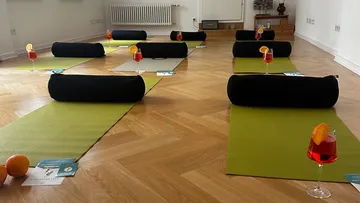 Yogamatten mit Getränken in einem Studio.