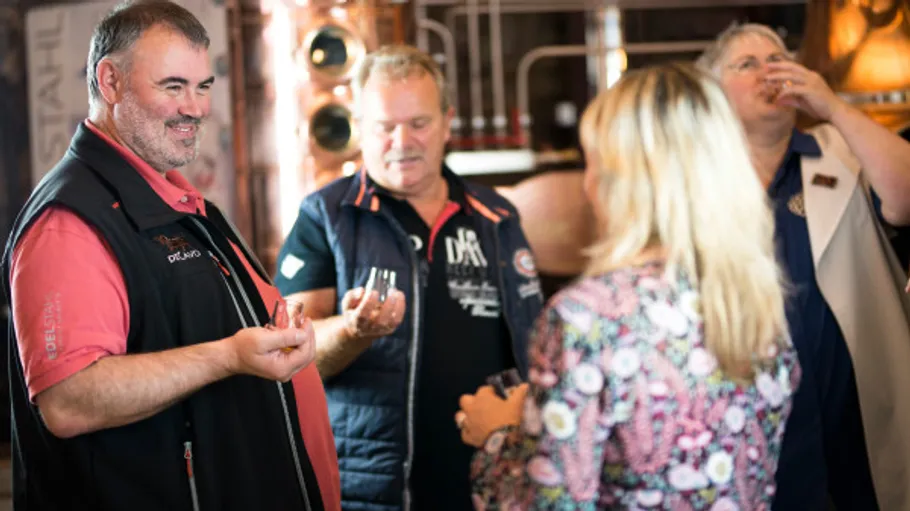 Vier Personen verkosten Getränke in einer Bar.