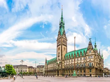 Hamburgs Rathaus steht majestätisch unter blauem Himmel.