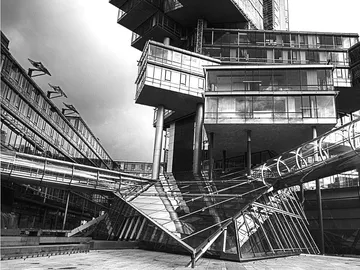 Moderne Architektur mit schrägen Ebenen und Glasflächen.