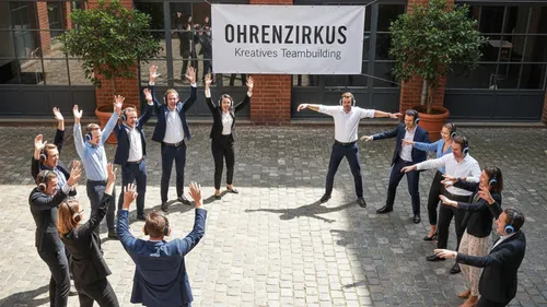 Gruppe mit Kopfhörern bei Teambuilding im Freien.