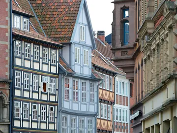 Fachwerkhäuser stehen nebeneinander in einer Stadtstraße.