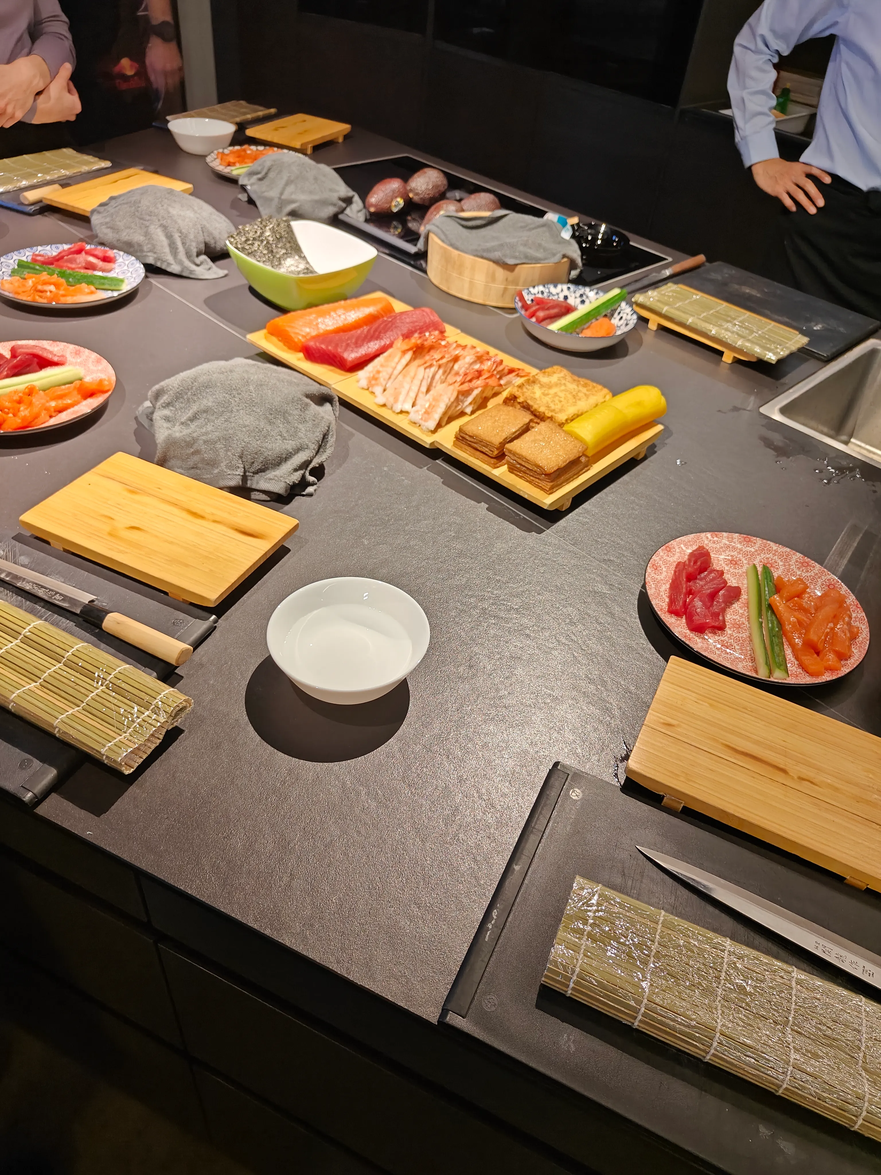 Sushi-Zutaten auf Tisch, Personen vorbereiten.